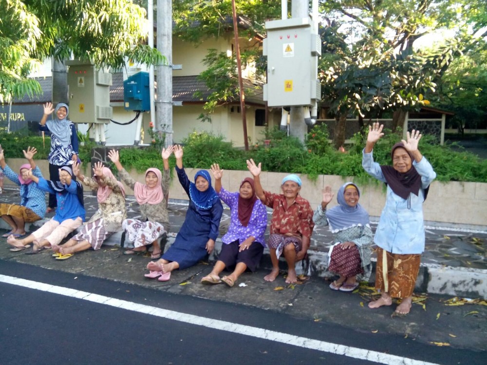 Posyandu Lansia Pedukuhan Ngireng-ireng Adakan Jalan Sehat