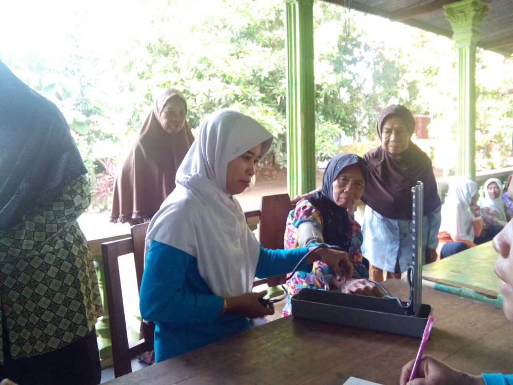 Posyandu Lansia Pedukuhan Ngireng-ireng Adakan Jalan Sehat
