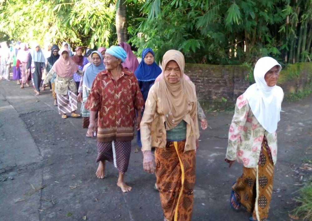 Posyandu Lansia Pedukuhan Ngireng-ireng Adakan Jalan Sehat
