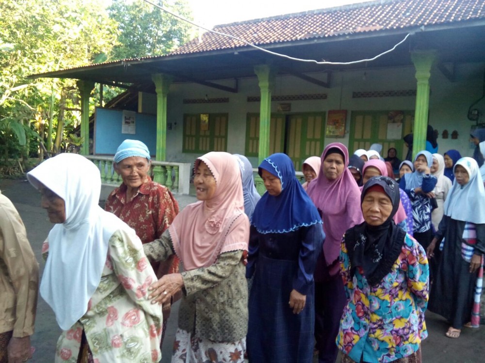 Posyandu Lansia Pedukuhan Ngireng-ireng Adakan Jalan Sehat