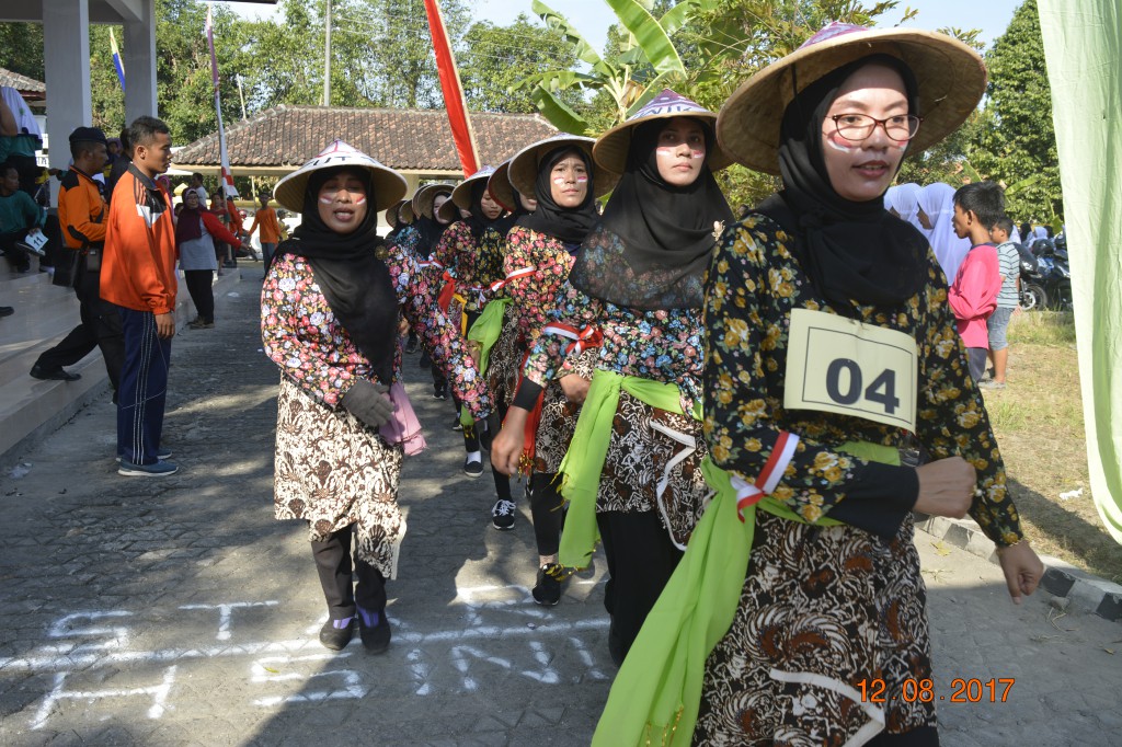 Tim Gerak Jalan Krapyak Kulon RT 08 Semarakkan Hari Kemerdekaan RI Di Balai Desa Bangunharjo
