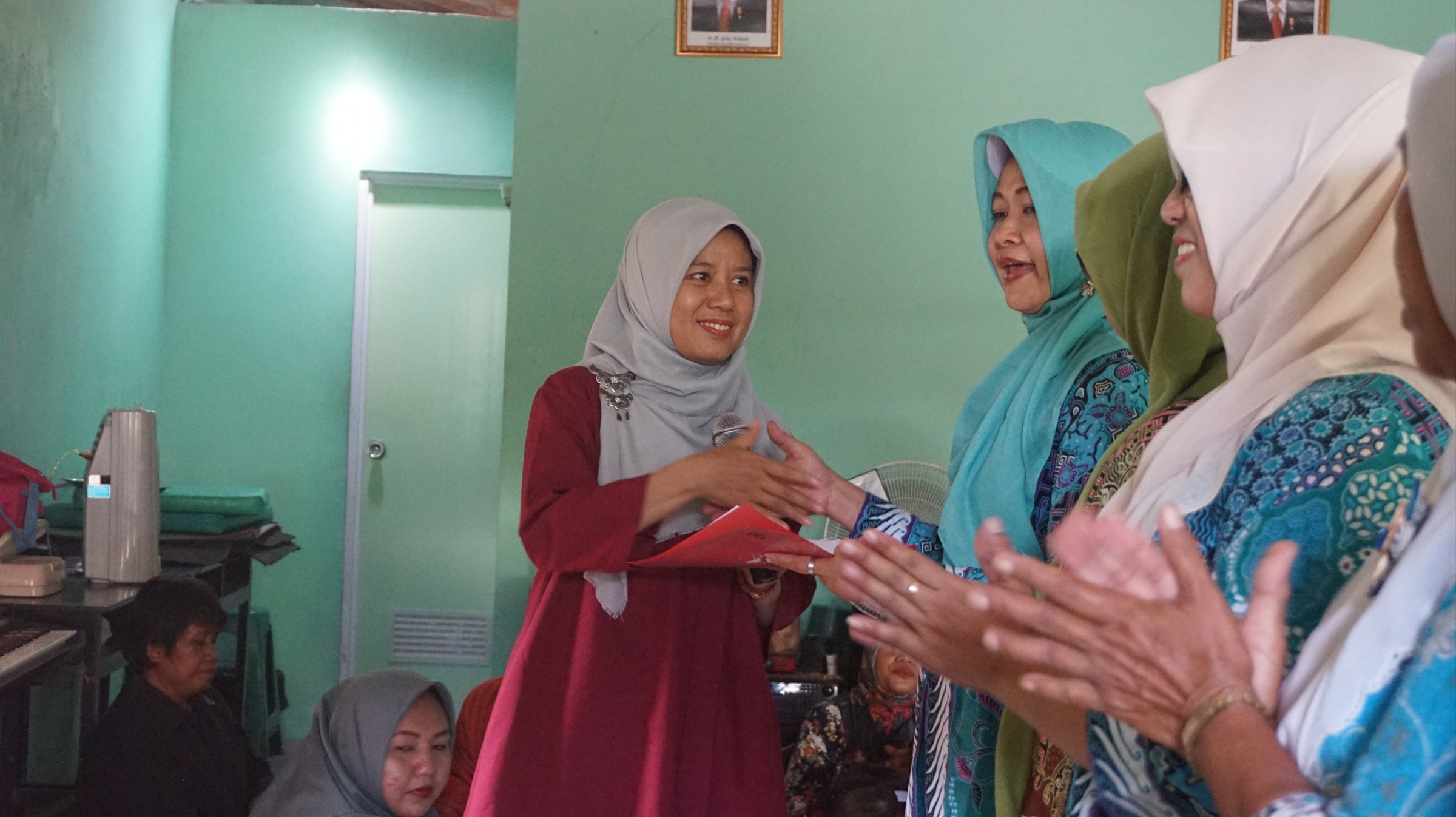 Umi Haniah Kukuhkan Kepengurusan Baru PKK Garon