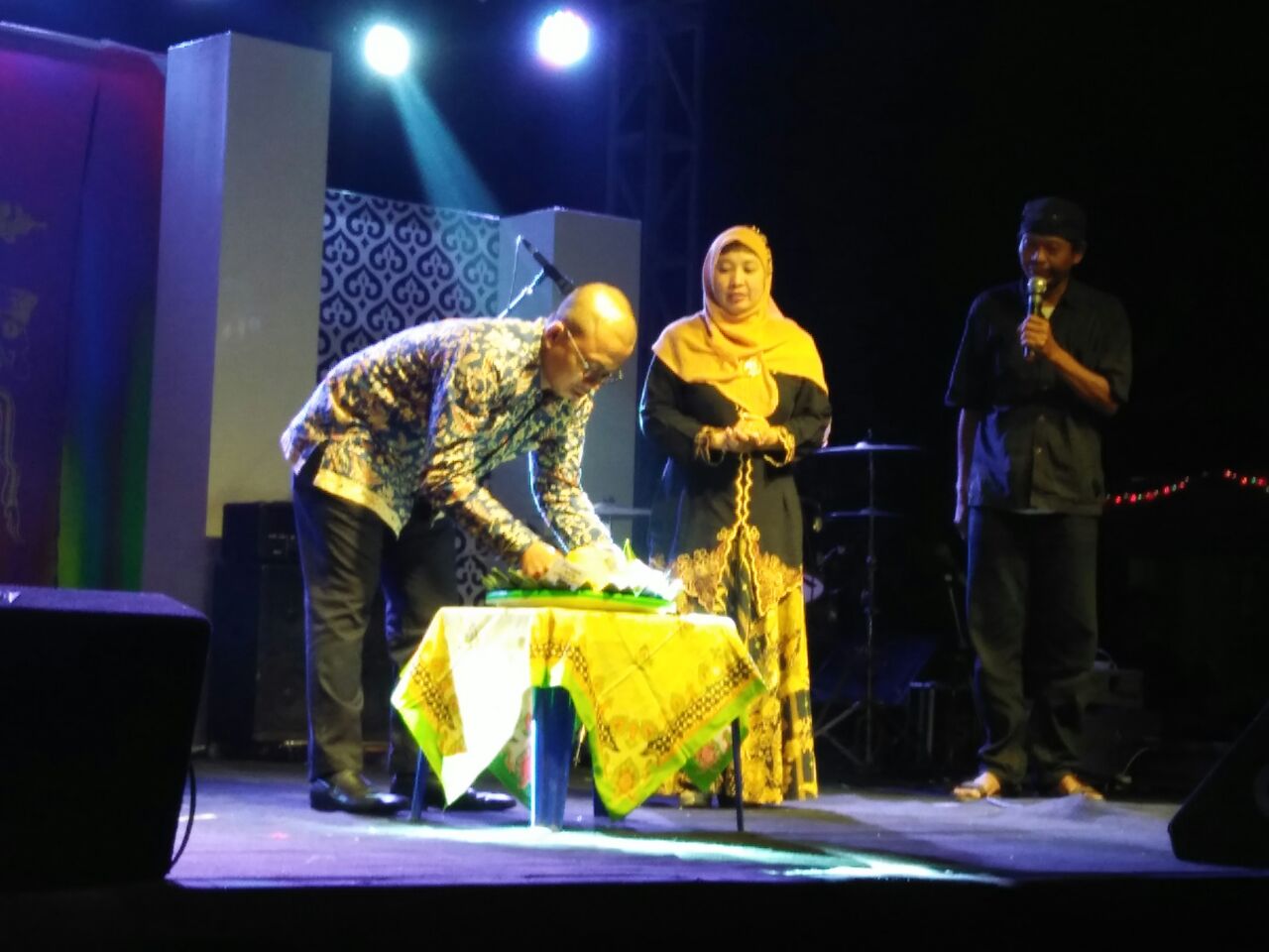 KPH Purbadiningrat Potong Tumpeng Sewindu Sanggar Anak Saraswati