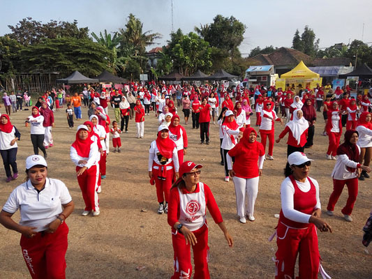 Senam massal merah putih kweni