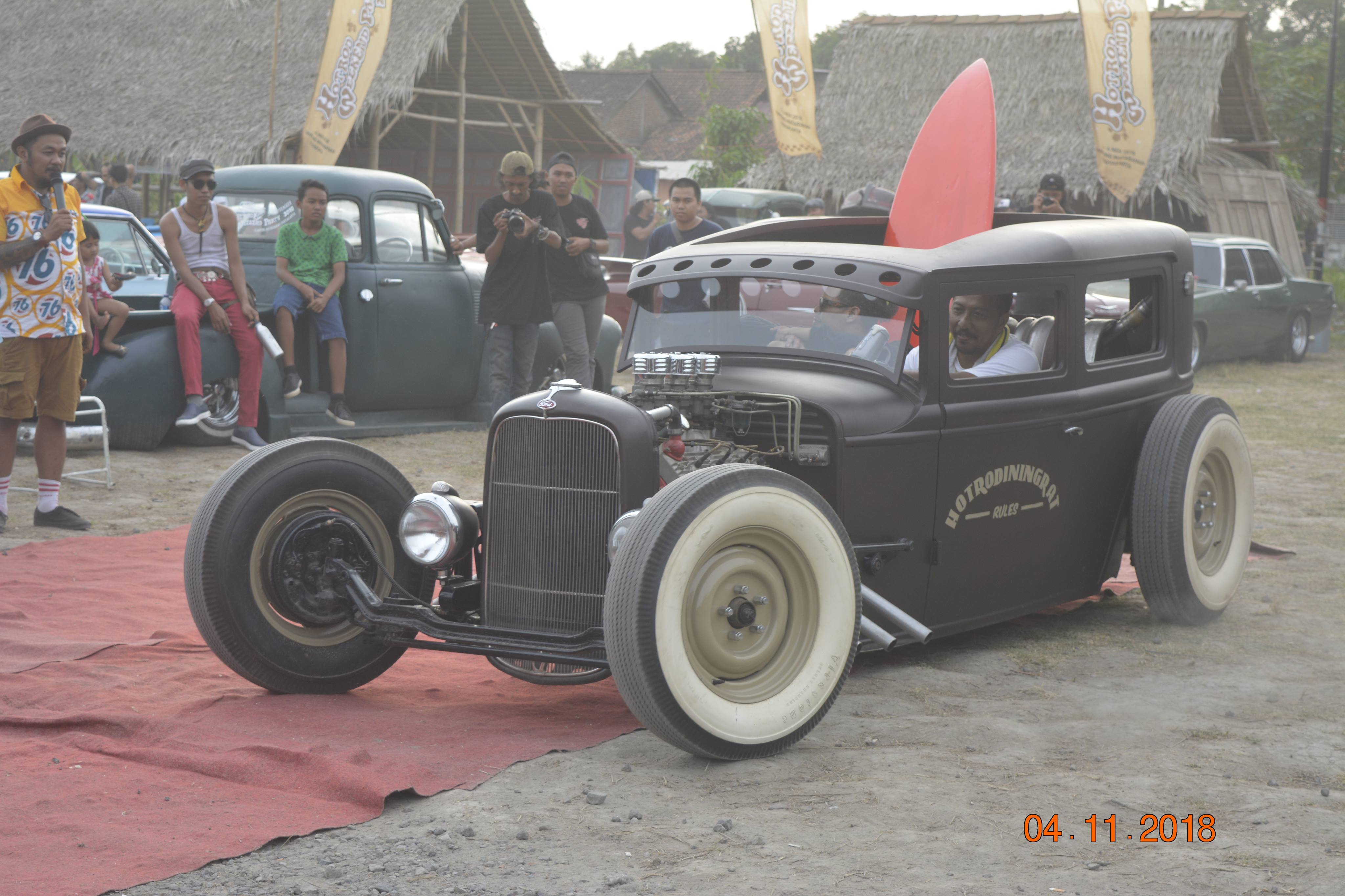 Puluhan Mobil Kustom Lawas Penuhi Kampoeng Mataraman