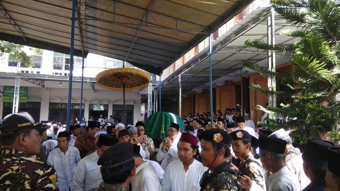Ribuan Takziyin Antar Jenazah KH Munawwir Abdul Fatah di Bantul