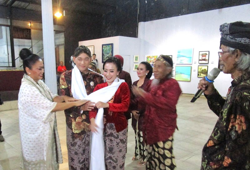 Usung Hajat Sambil Pameran