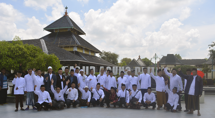Kaum Rois Se-Desa Panggungharjo Kunjungi Demak