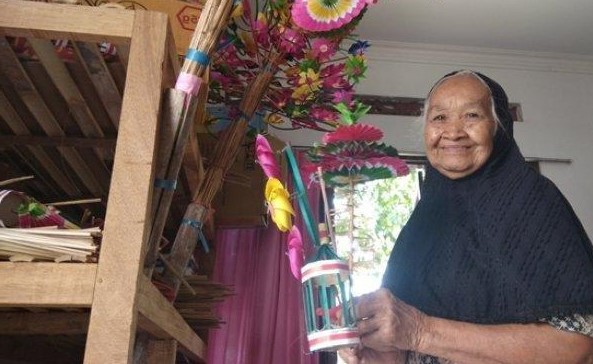 Mbah Atmo Manfaatkan Limbah Kertas Bekas Untuk Mainan Tradisional