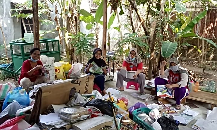 Menabung Di Bank Sampah IGAKANAS