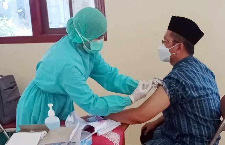 Kepala MTsN 1 Bantul Lakukan Vaksinasi di Balai Kalurahan Panggungharjo
