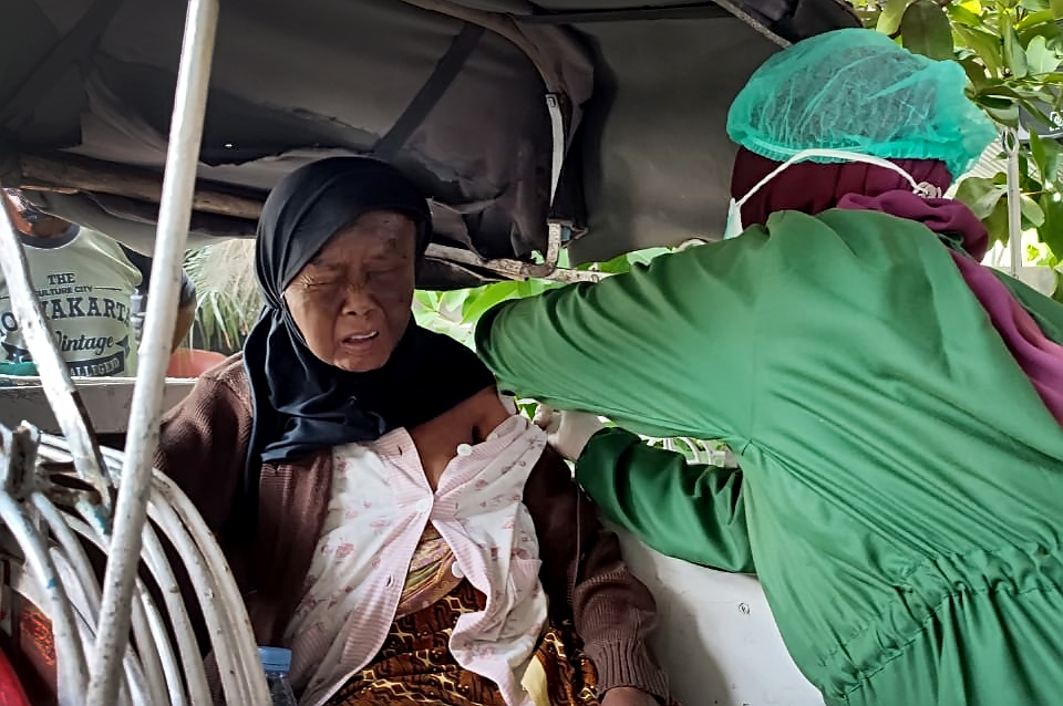 Jaring Vaksin 3 Kring, Dukuh Kweni : Alhamdulillah Mbah Adi Tukirah Terlayani