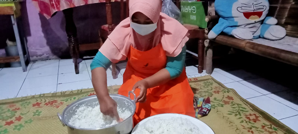 Kisah Suka Duka Menjadi Tim Dapur Umum Shelter Tanggon