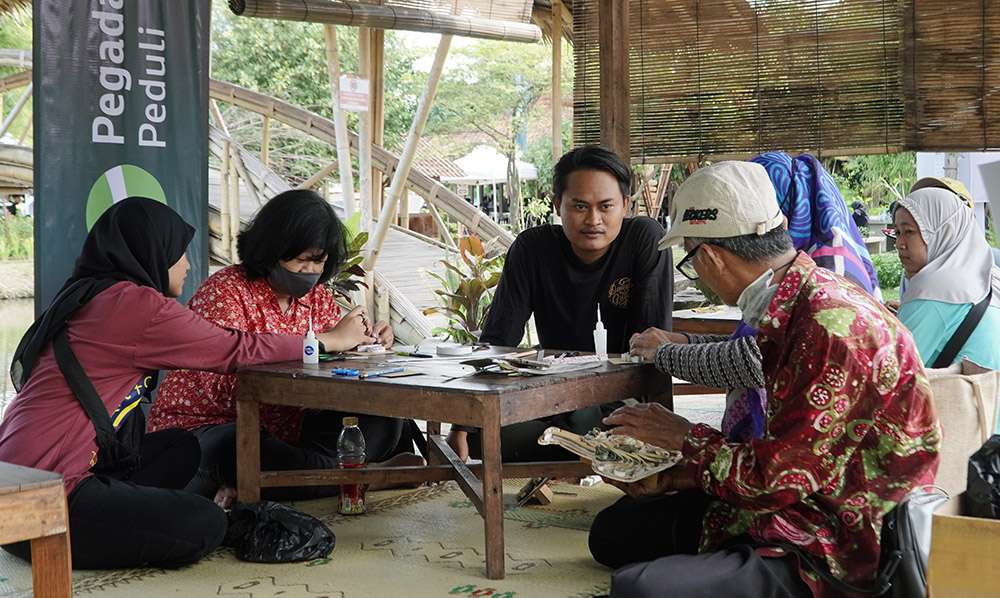 Lokakarya Membuat Batik Cap Kertas
