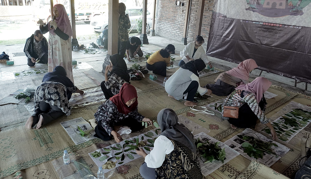 Limbah Daun Menjadi Karya, Workshop Batik Eco Print