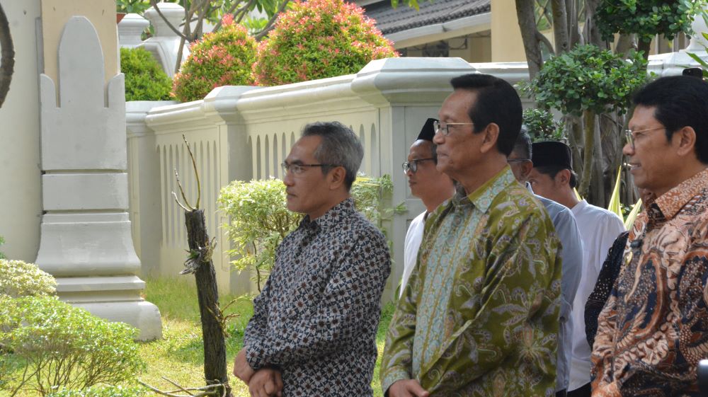 Sabda Pandita Raja: “Tolong Bantu Orang Miskin.”
