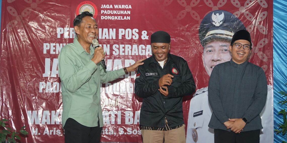 Jaga Warga Dongkelan Terima Seragam Korsa