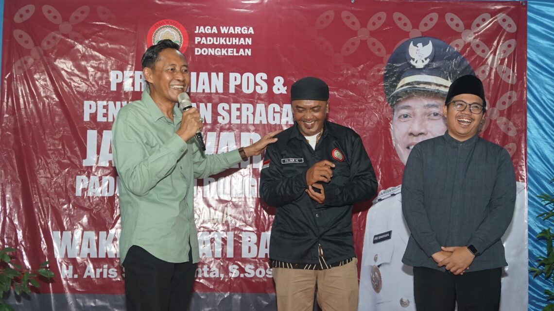 Jaga Warga Dongkelan Terima Seragam Korsa